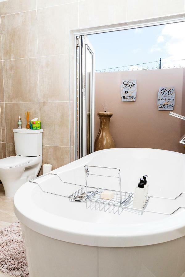 Settle Inn Self Catering Accommodation Colchester Eksteriør billede